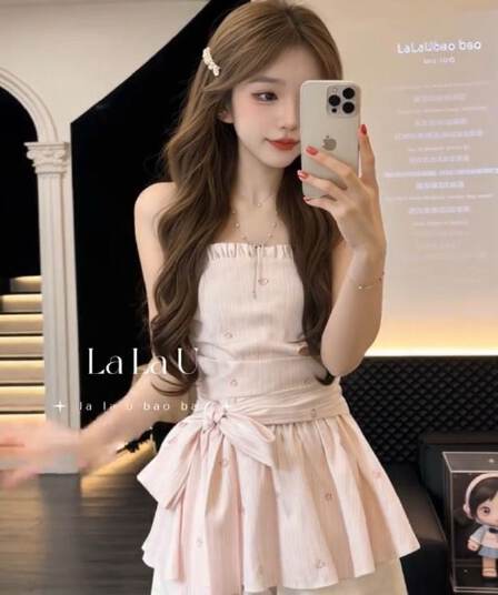 원본 것 미끄럼 방지 스트립 한 부서 디자인 센스 핑크색 오프숄더 튜브탑 여성 여름 2026 새로운 허리 수축 맨위
