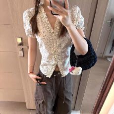 法式温柔碎花印花水溶木耳边V领衬衫女显瘦短款休闲新款百搭上衣