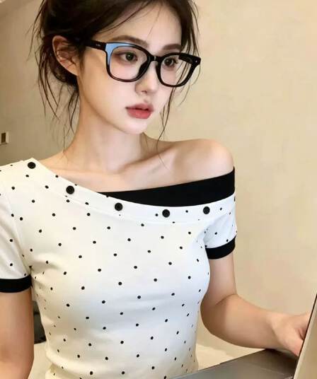 한 부서 배색 화이트 도트 무늬 비스듬한 오프숄더 반팔 티셔츠 여성 여름 ins 페이크 레이어드 몸매 가꾸기 허리 수축 핫걸 맨위