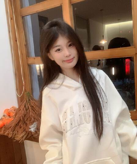 2026 가을 얇은 스타일 털이 있는 작은 샤넬 스타일 자수 후아 면 복합 우유 실크 후드티 여성