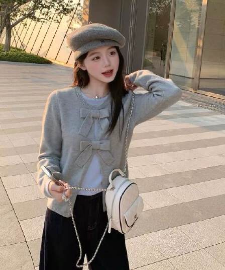 페이크 레이어드 2026 가을 겨울 새로운 디자인 센스 연령 감소 나비 매듭 스웨터 긴팔 풀오버 니트 스웨터 맨위