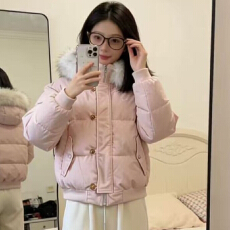 批发2026情侣新款连帽毛领<b class='q'>羽绒服</b><b class='q'>女</b>款冬季小个子面包服宽松大码厚外套