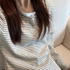 批发官图韩系条纹假两件亨利领正肩长袖T恤女秋季慵懒<b class='q'>宽松</b><b class='q'>打底衫</b>上衣