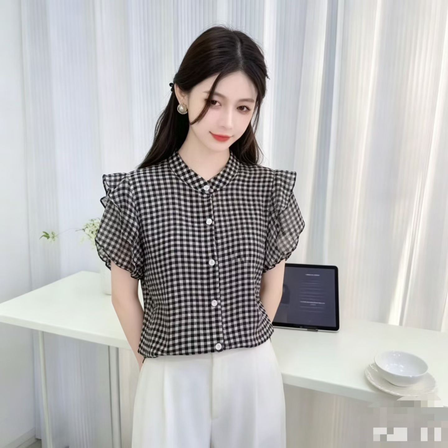 2026 흑인과 백인 체크무늬 작은 날다 소매 쉬폰 여성 셔츠 여름 새로운 프랑스식 스탠드 칼라 연령 감소 품격 출퇴근 맨위