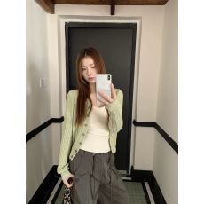 批发红人馆针织<b class='q'>开衫</b>女春季穿搭2025新款绿色上衣长袖韩系chic毛衣外套