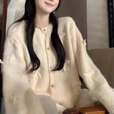 批发立体蝴蝶结灰色圆领毛衣外套<b class='q'>女</b>春秋新款软糯外穿宽松短款针织开衫