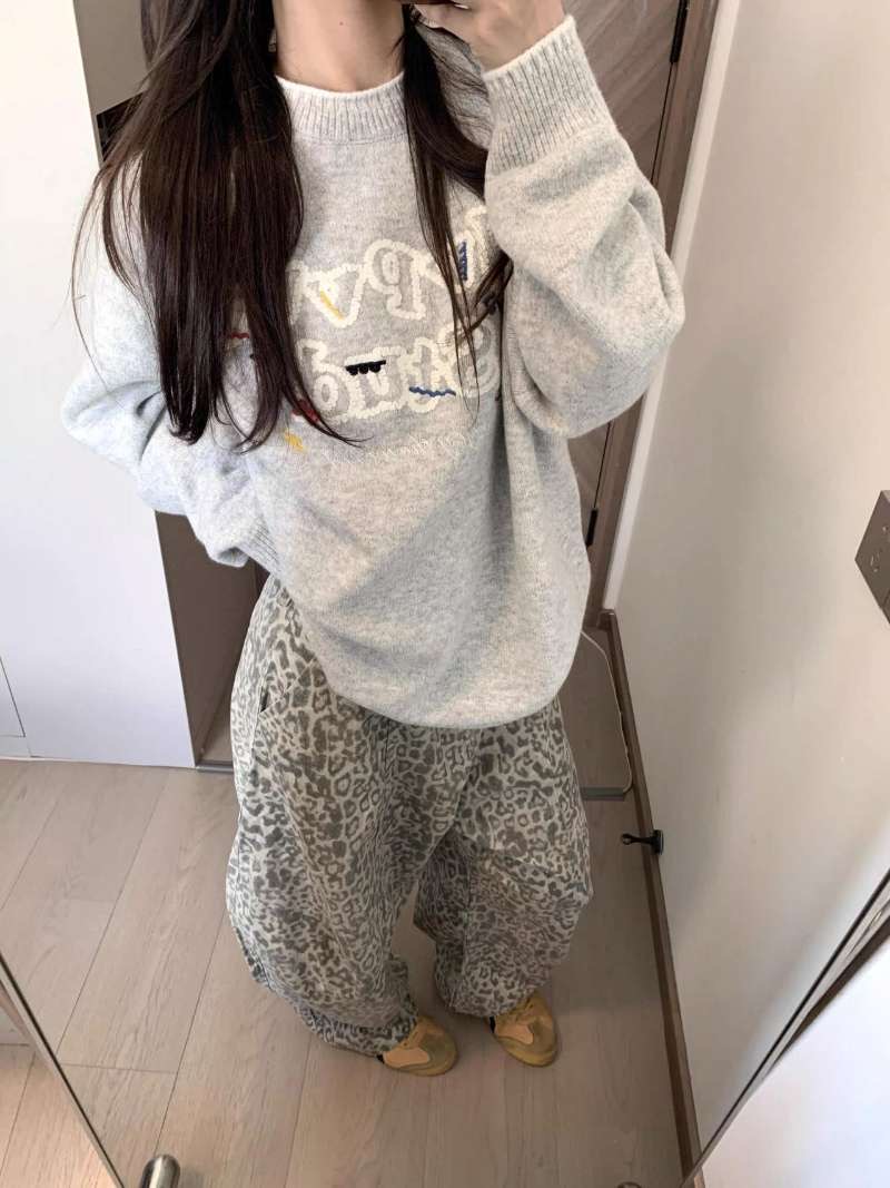 American-style retro gray sweater for women—loose-fitting, outerwear piece for spring, autumn, and winter; laid-back style with a designer touch—knitted pullover that’s niche and unique.