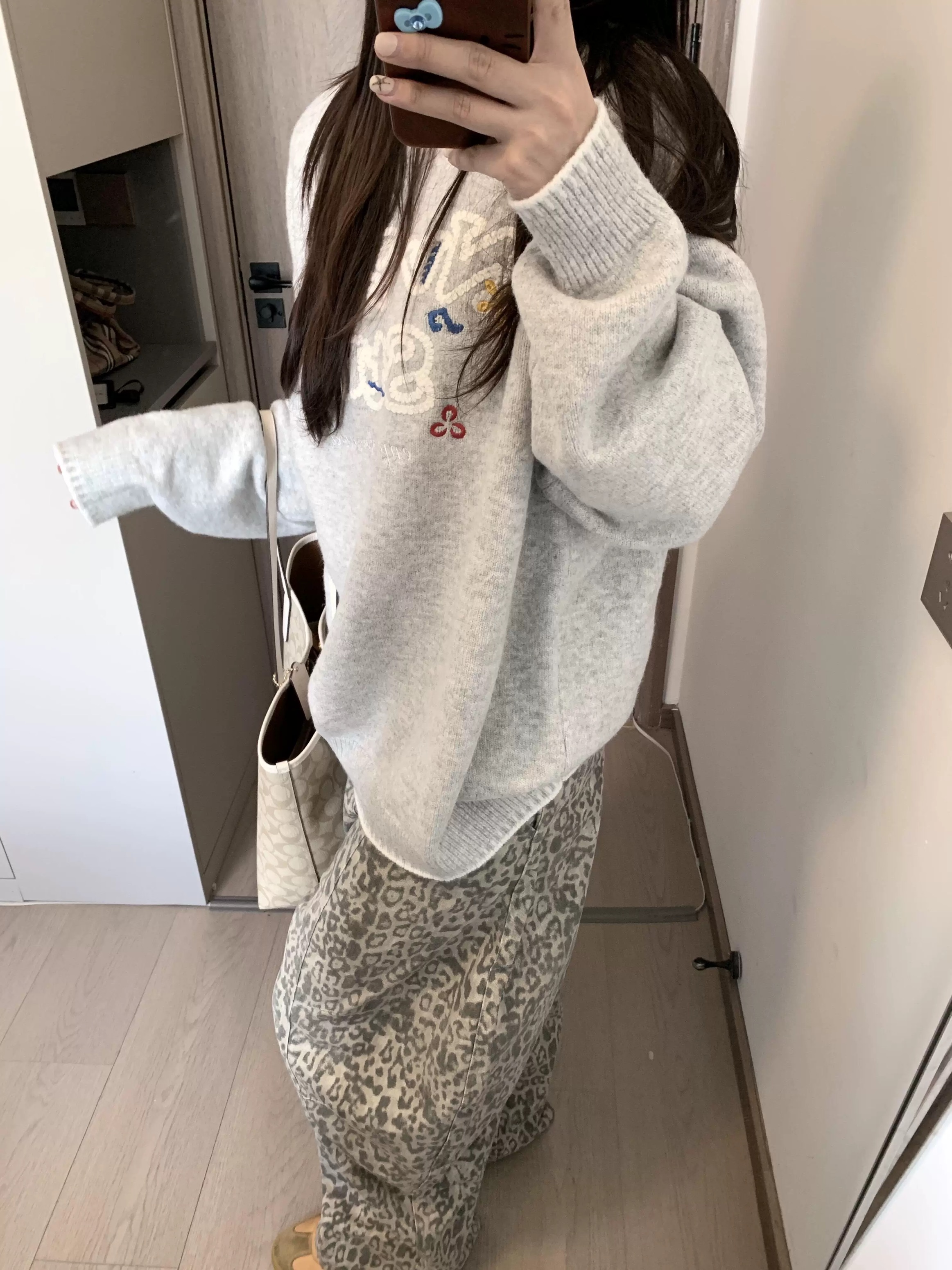 American-style retro gray sweater for women—loose-fitting, outerwear piece for spring, autumn, and winter; laid-back style with a designer touch—knitted pullover that’s niche and unique.