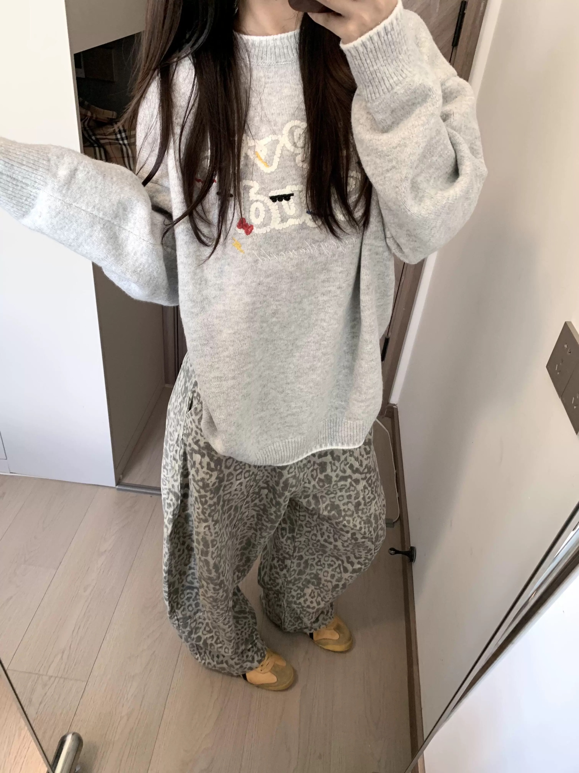 American-style retro gray sweater for women—loose-fitting, outerwear piece for spring, autumn, and winter; laid-back style with a designer touch—knitted pullover that’s niche and unique.