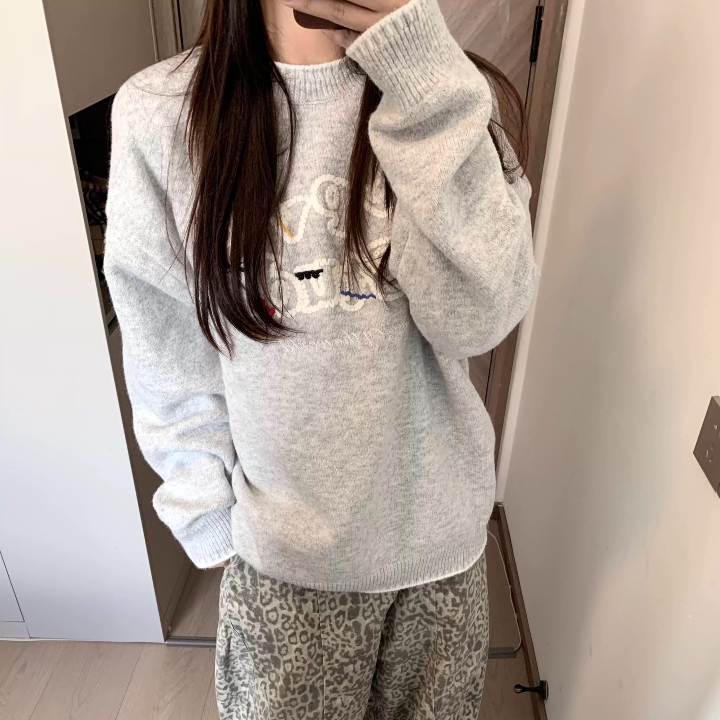 American-style retro gray sweater for women—loose-fitting, outerwear piece for spring, autumn, and winter; laid-back style with a designer touch—knitted pullover that’s niche and unique.