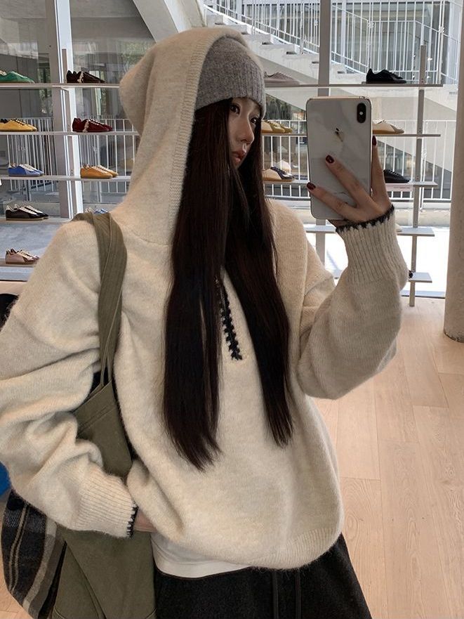 2025 New Casual High-End Long-Sleeve Top, Unique Non-Collision Knit Top, Retro Hooded Sweater for Women ME