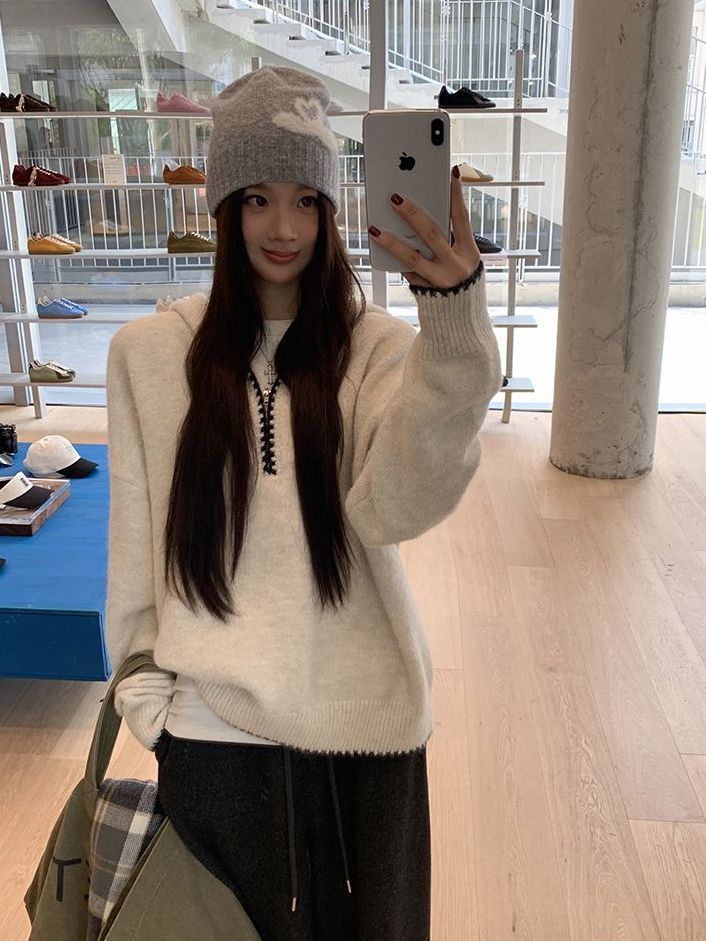 2025 New Casual High-End Long-Sleeve Top, Unique Non-Collision Knit Top, Retro Hooded Sweater for Women ME