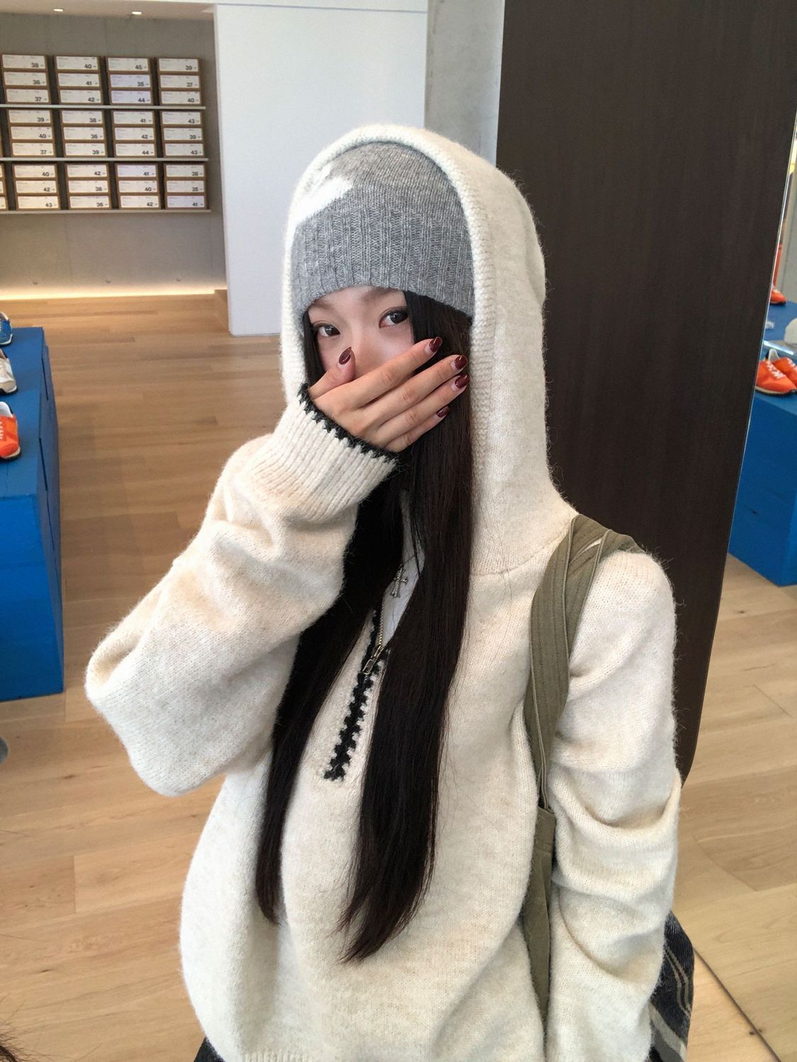 2025 New Casual High-End Long-Sleeve Top, Unique Non-Collision Knit Top, Retro Hooded Sweater for Women ME