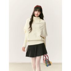 2025秋冬米白色绞花宽松上衣收口下摆不对称翻领彩扣斗篷毛衣ins