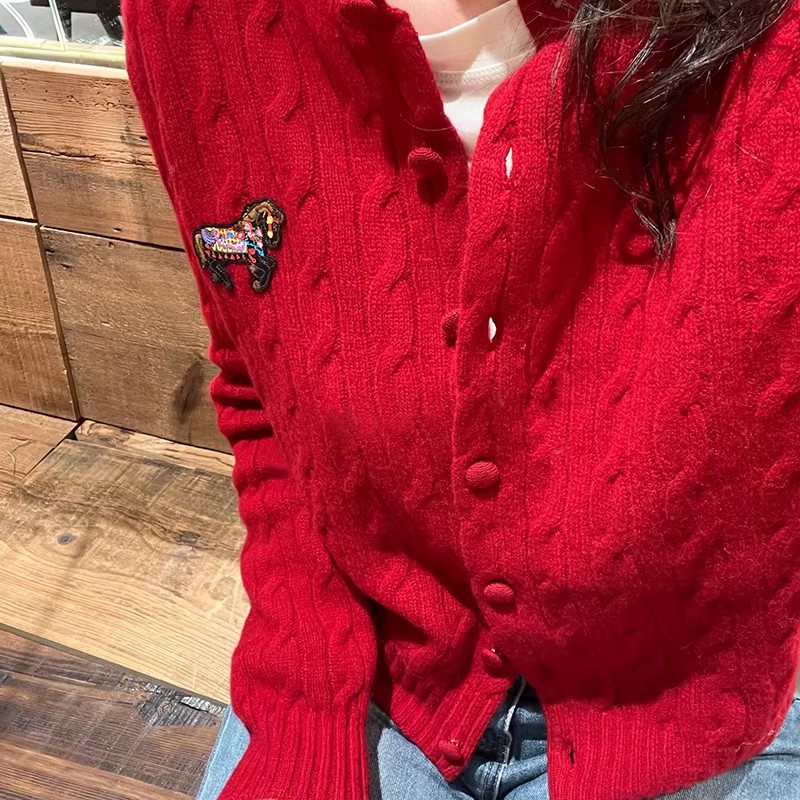 MY17030# 高端圆领小马刺绣绞花羊绒羊毛针织开衫女时尚红色毛衣外套女...