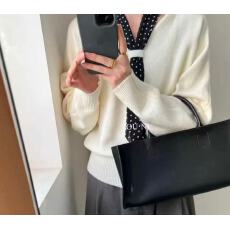 批发新款温柔风V领设计感黑色波点丝巾毛衣