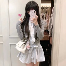 批发韩版波点长袖针织开衫女秋季宽松<b class='q'>毛衣外套</b>设计感短款圆领上衣