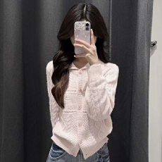 批发<b class='q'>甜美</b>粉色翻领毛衣外套女秋冬季2026新款独特漂亮镂空针织开衫上衣