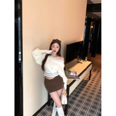 批发韩系气质慵懒斜肩条纹撞色针织衫女秋季<b class='q'>短款</b>收腰长袖露肩时髦<b class='q'>卫衣</b>