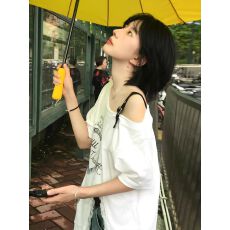 2026年新辣妹斜肩t恤女夏季拼接蕾丝开叉短袖宽松不规则露肩上衣