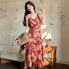 批发夏日绝美新款显白复古红色连衣裙不规则碎花吊带裙子女度假风长裙