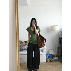 批发天丝<b class='q'>羊绒</b>V领正肩t恤女短袖夏季微透修身苔绿色薄款上衣