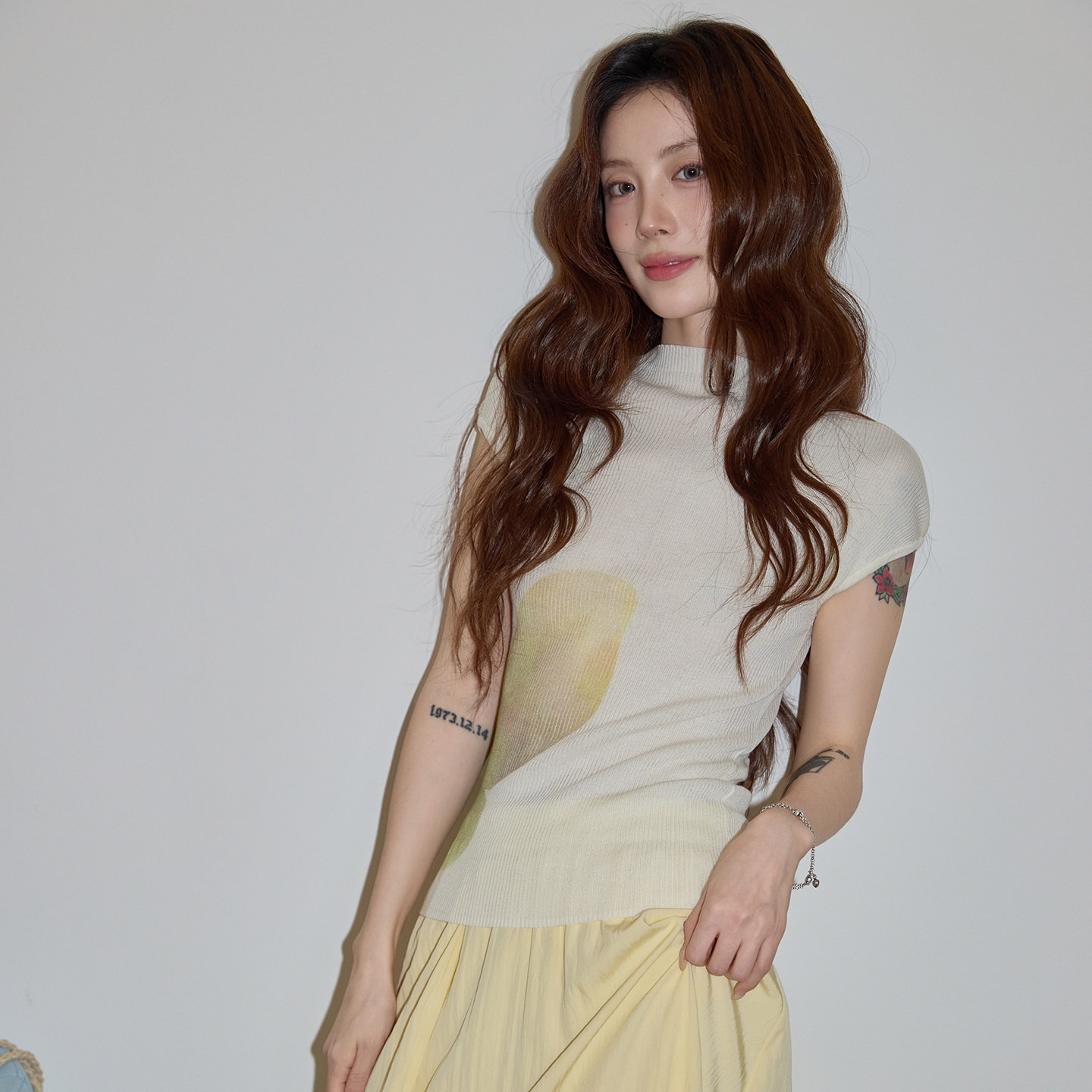 시끄러운 홈 반팔 맨위 여성 여름 베이지 색 터틀넥 해변가 휴가 고급 품격 캐주얼 몸매 가꾸기 니트 스웨터