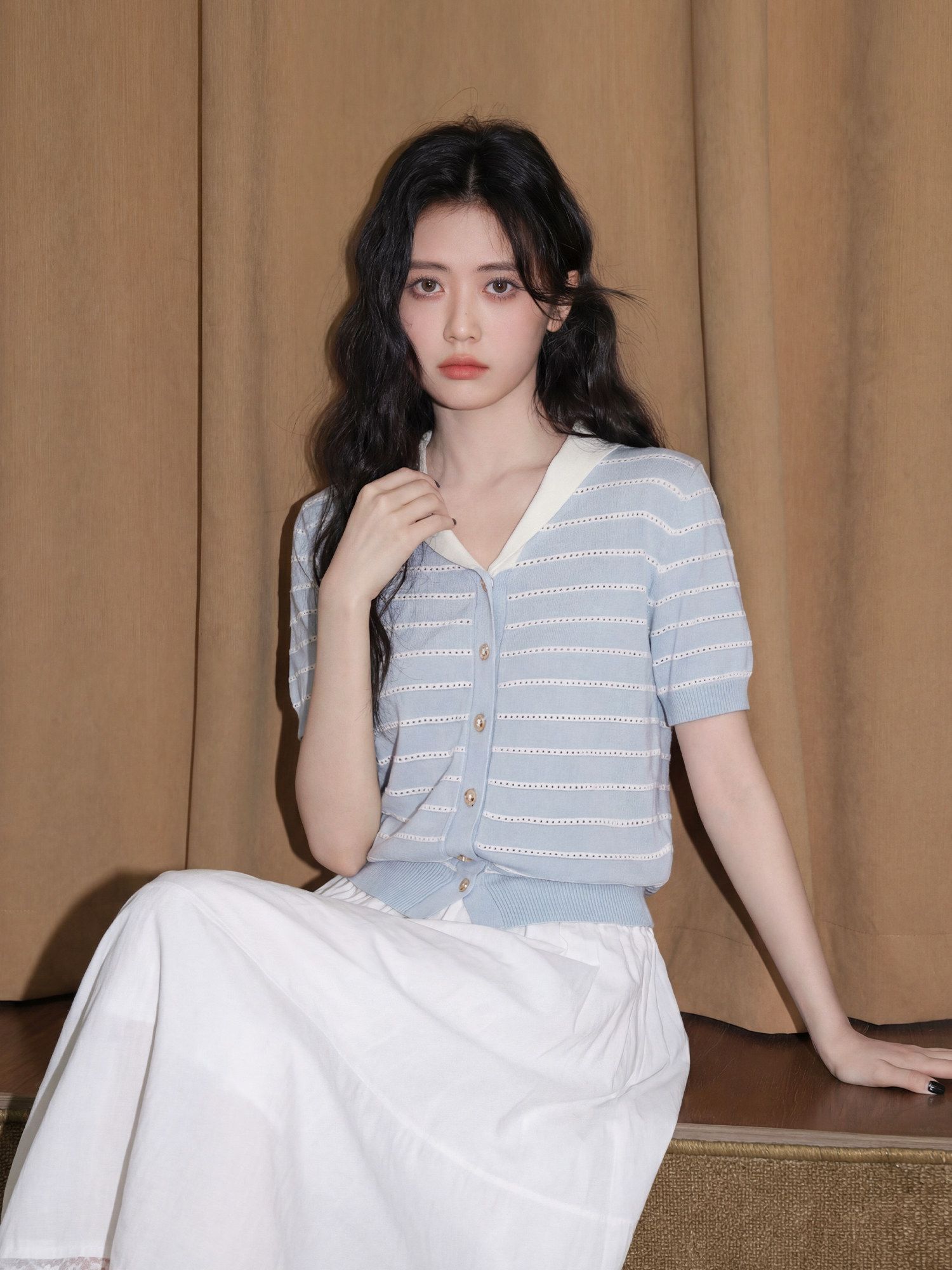 파란색 스트라이프 얼음 실크 니트 반팔 티셔츠 여성 여름 2026 새로운 배색 V넥 홀로우 아웃 긍정적 인 어깨 반소매 짧은 맨위