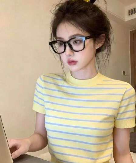 여름 황색 스트라이프 니트 스웨터 반팔 티셔츠 여성 몸매 가꾸기 슬림해 보이는 라운드 넥 디자인 센스 작은 대중 부드러운 바람 맨위