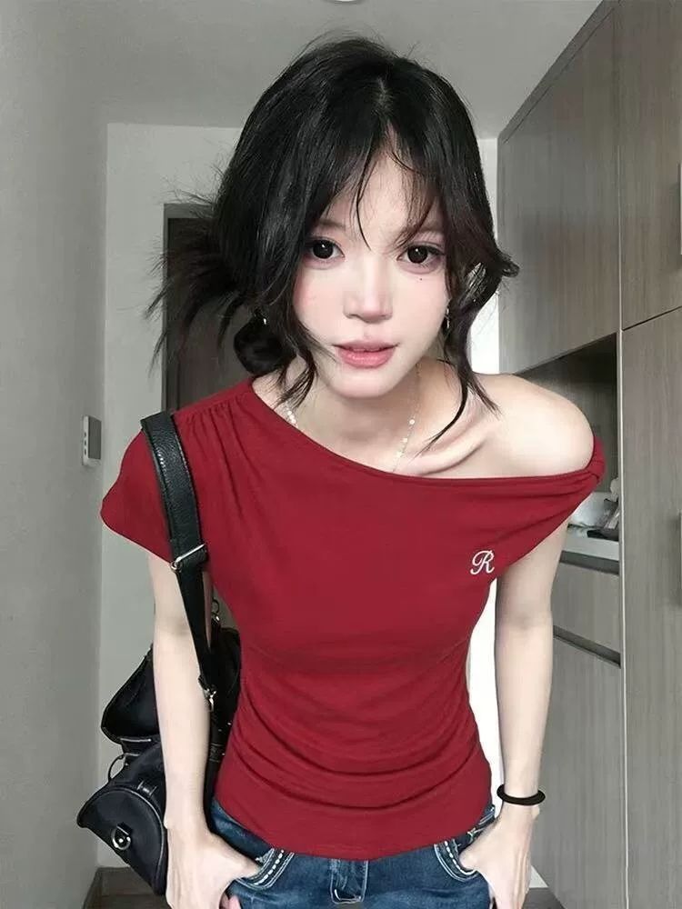 한 부서 빨간색 비스듬한 어깨 반팔 티셔츠 여성 2026 여름 새로운 꼬집기 허리 핫걸 몸매 가꾸기 디자인