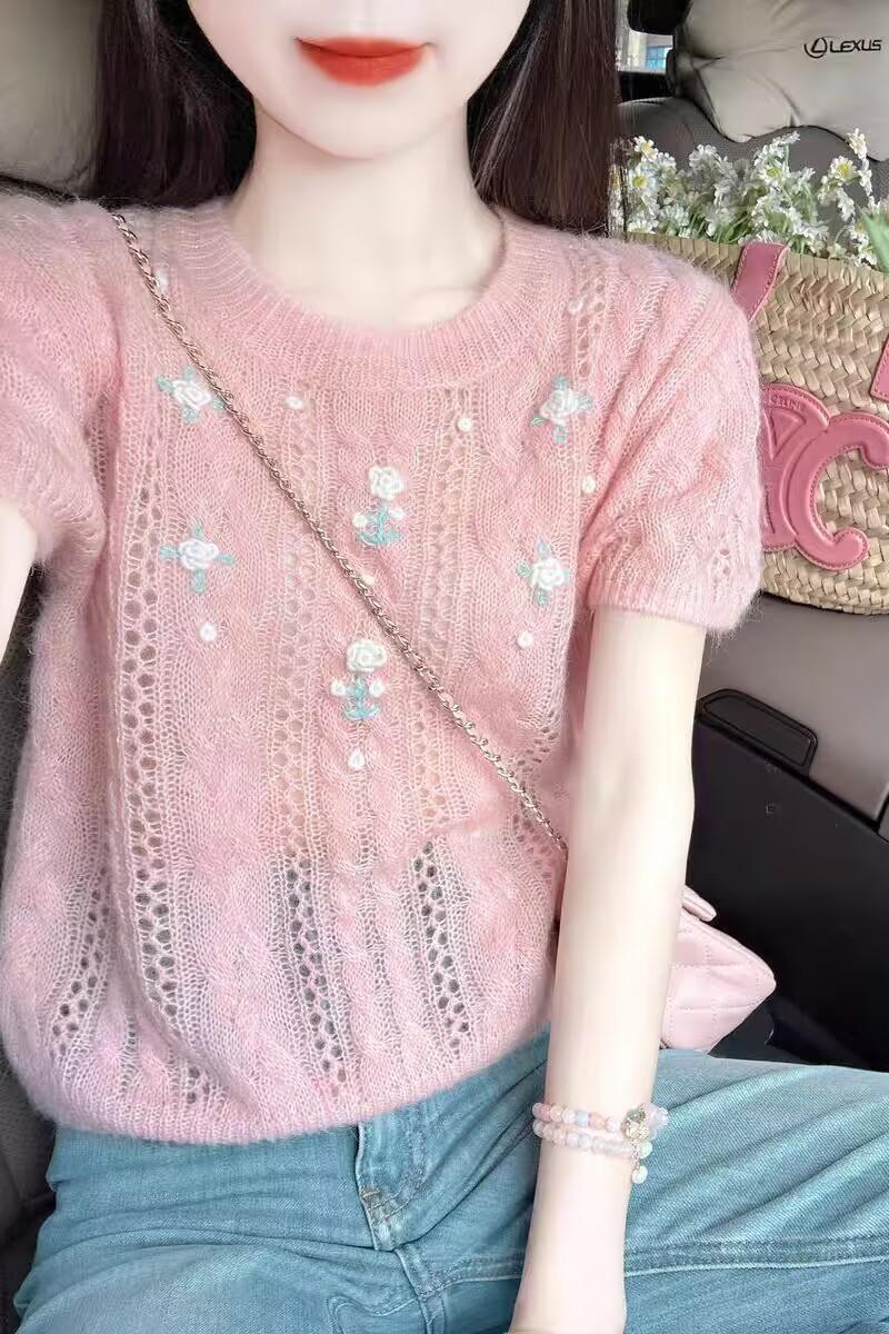 낭만주의 부드러운 부서 자수 핑크색 니트 스웨터 2026 년 여름 한 부서 품격 분위기 센스 라운드 넥 달콤함 맨위