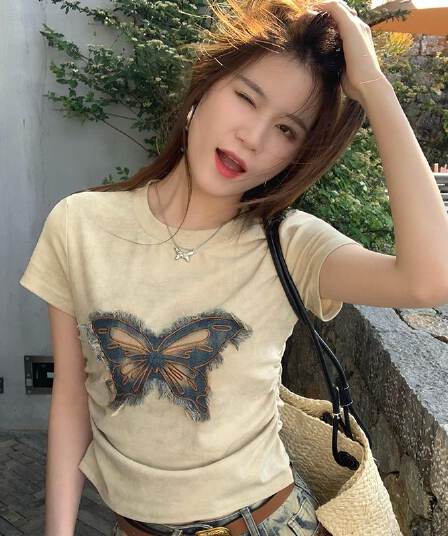 홀치기 염색 나비 매듭 긍정적 인 어깨 반팔 티셔츠 여성 여름 여름 디자인 센스 작은 대중 꼬집기 허리 몸매 가꾸기 동정 쇼트 스타일 맨위