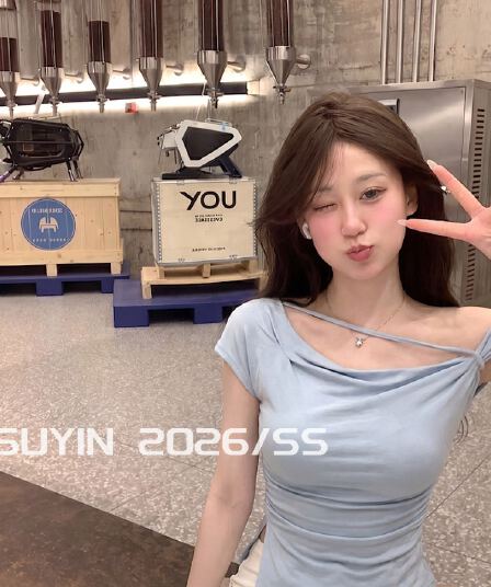 한 부서 핫걸 비스듬한 어깨 반팔 맨위 여성 여름 새로운 주름 허리 수축 몸매 가꾸기 슬림해 보이는 불규칙 티셔츠 작은 셔츠