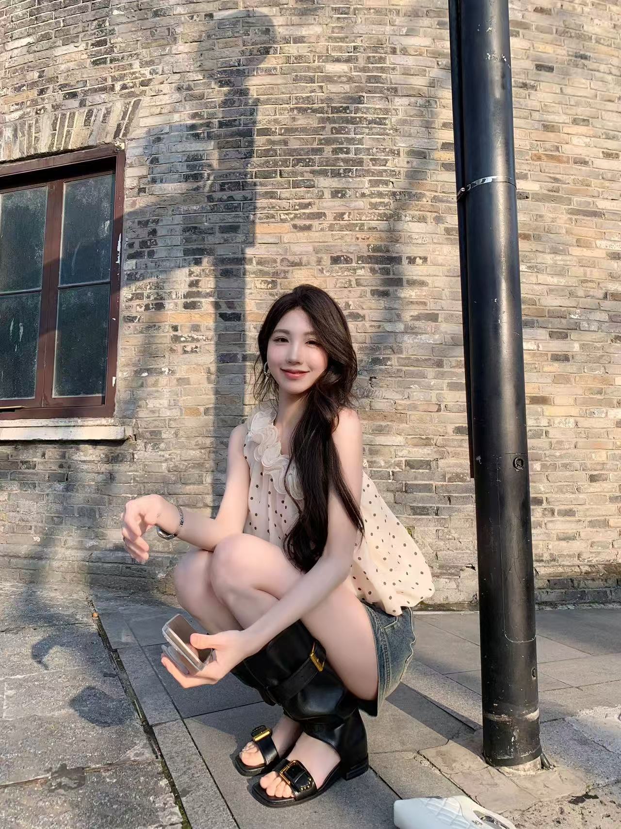 부드러운 달콤함 3 차원 꽃 비스듬한 어깨 도트 무늬 조끼 작은 셔츠 여성 여름 외출용 품격 프랑스식 얇은 스타일 쉬폰 블라우스