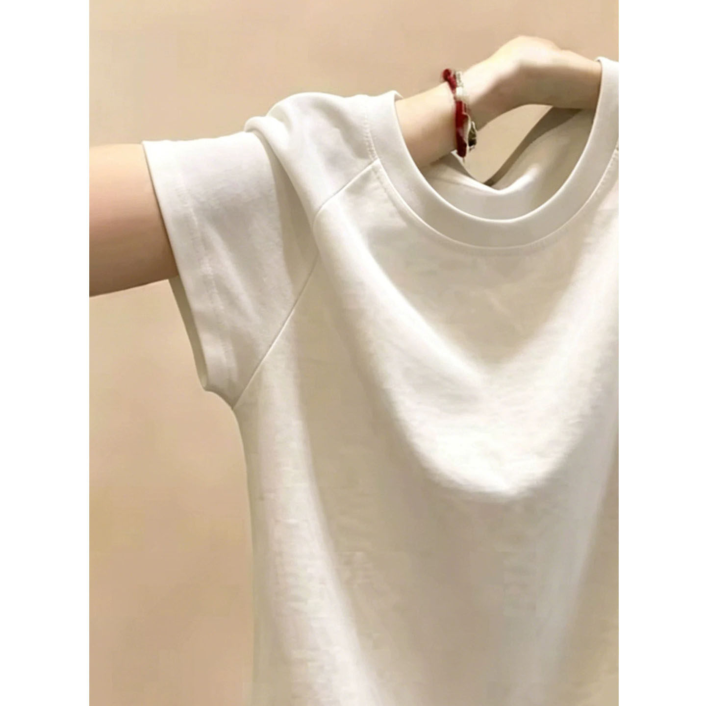 빅 사이즈 여성 의류 긍정적 인 어깨 반팔 티셔츠 여름 몸매 가꾸기 슬림해 보이는 디자인 센스 트임 고유 한 아름다운 그레이트 봐. 의류