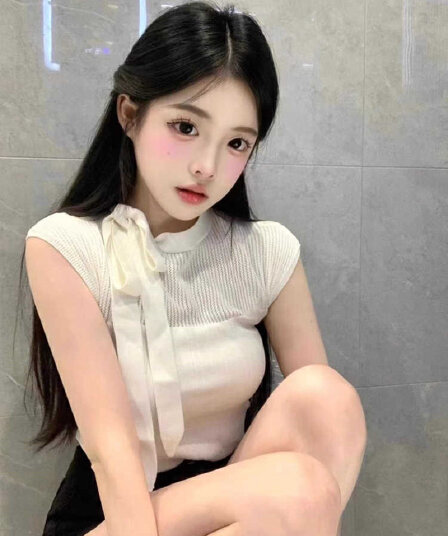 리본 스트랩 디자인 센스 작은 대중 화이트 라운드 넥 반팔 티셔츠 여성 2026 여름 새로운 품격 니트 맨위