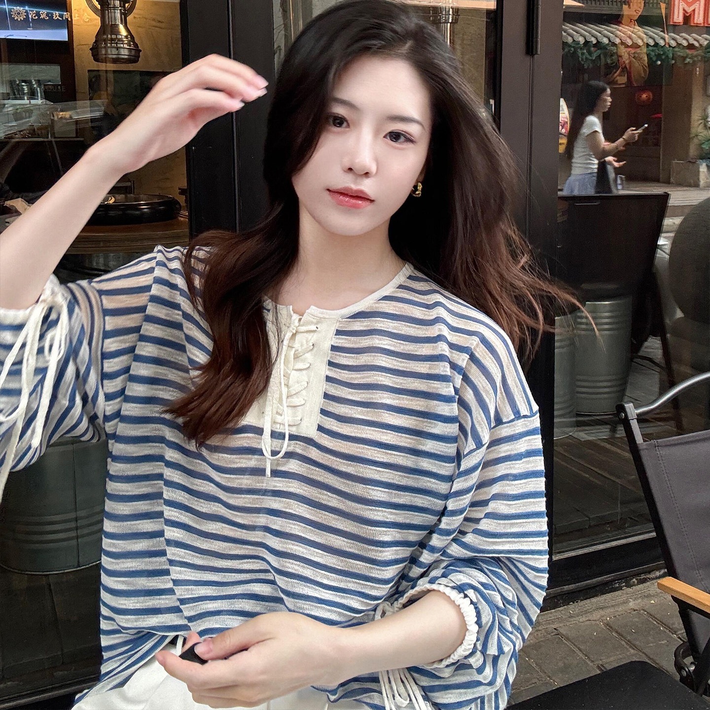파란색 스트라이프 디자인 센스 레이스업 긴팔 여성 가을 티셔츠 2025 새로운 루즈핏 맨위
