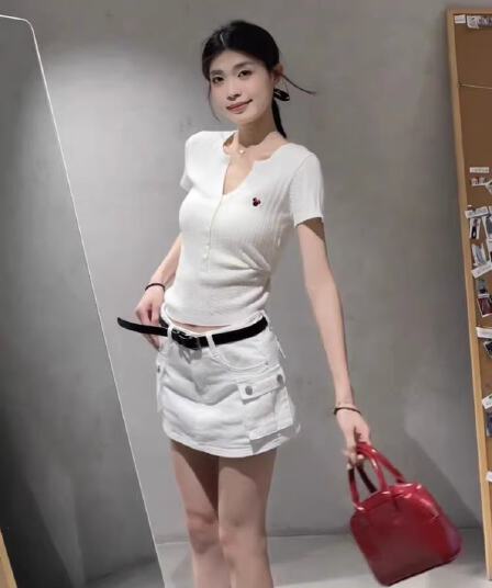 한 부서 달콤한 핫걸 V넥 디자인 센스 니트 반팔 티셔츠 여성 여름 긍정적 인 어깨 몸매 가꾸기 슬림해 보이는 쇼트 스타일 작은 셔츠 맨위