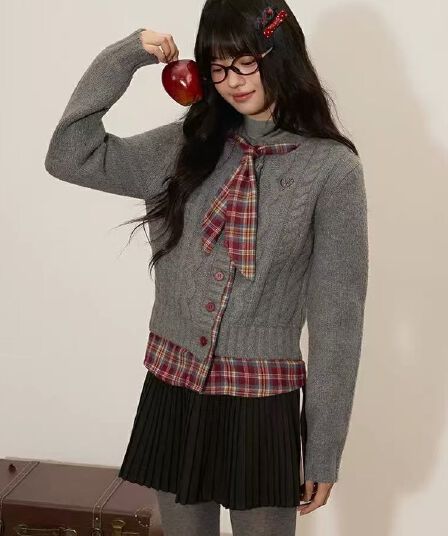 2026 새로운 캠퍼스 바람 레트로 페이크 레이어드 배색 스웨터 체크무늬 패치워크 자수 오픈 가디건 마 무늬 트렌드 섹션