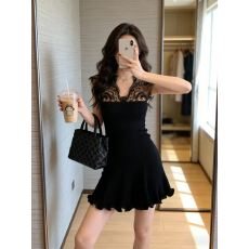 批发2026年夏季梦幻暗语 蕾丝v领连衣裙女<b class='q'>春</b>夏季气质修身收腰镂空裙子