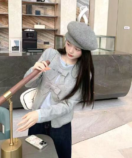 페이크 레이어드 2026 가을 겨울 새로운 디자인 센스 연령 감소 나비 매듭 스웨터 긴팔 풀오버 니트 스웨터 맨위