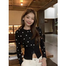 批发法式高级感灰色波点圆领针织开衫女春季时尚百搭短款修身<b class='q'>打底</b><b class='q'>上衣</b>