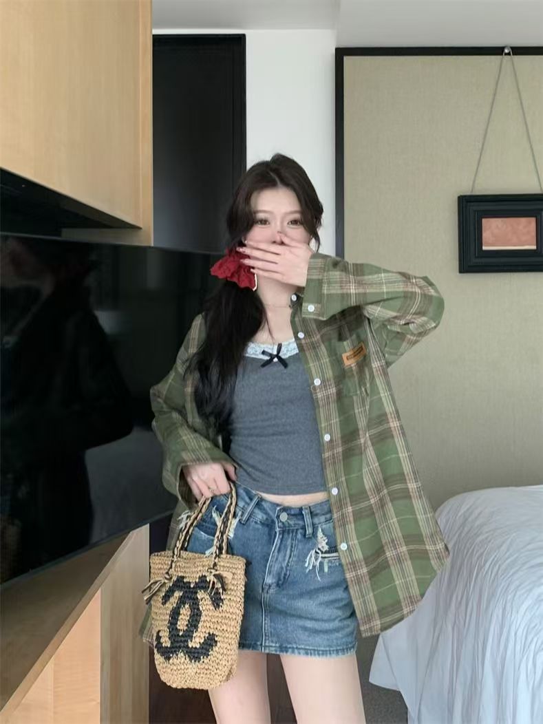 BY35609# 绿色格子衬衫女春秋字母刺绣休闲衬衣防晒外套美式学院风上衣 服裝批發女裝批發服飾貨源