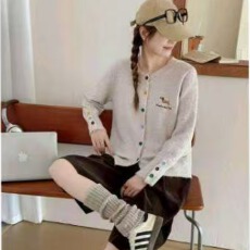 批发杏色韩版童趣圆领<b class='q'>长袖</b>针织打底衫女2026秋季新款舒适减龄大码上衣