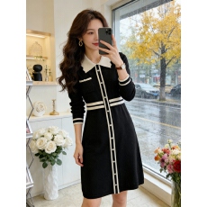 批发<b class='q'>韩国</b>赫本风针织连衣裙女2025秋冬新款设计感洋气慵懒风显瘦小黑裙