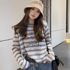 批发2026年春季新款松弛感休闲宽松套头撞色条纹字母罩衫针织衫女