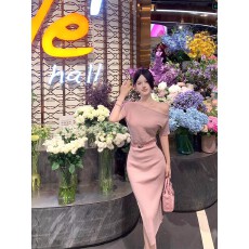 批发御姐风粉色斜肩<b class='q'>短袖</b>连衣裙女夏季针织裙修身收腰开叉裙子包臀长裙