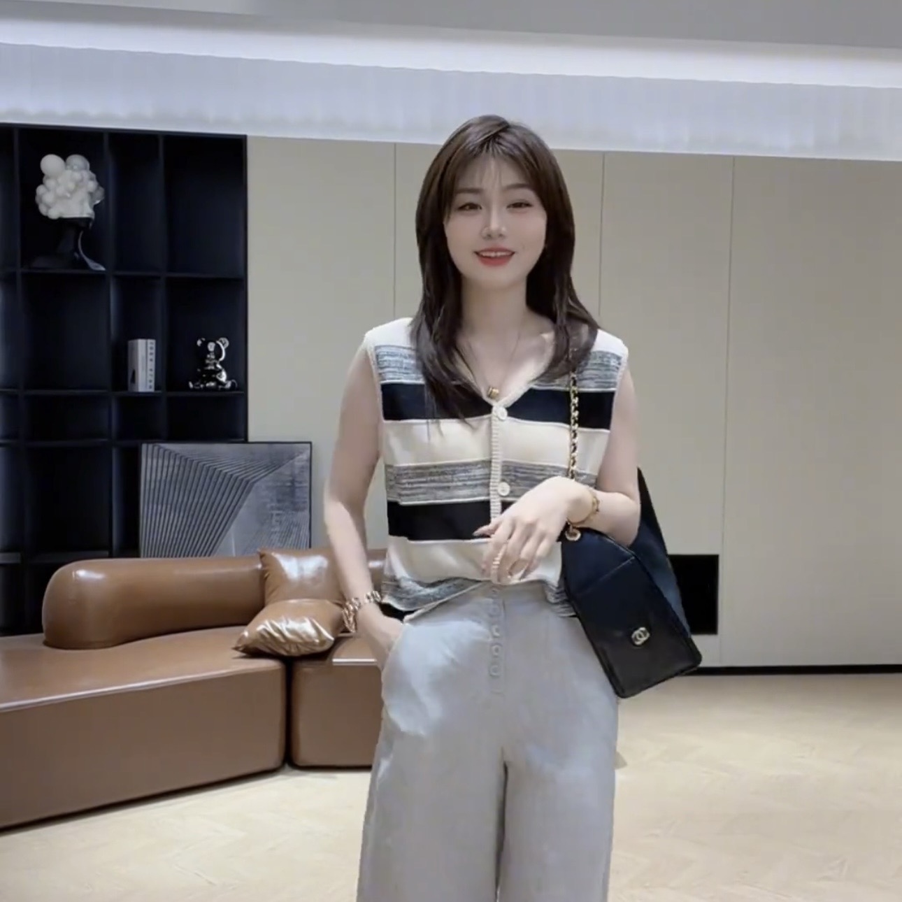 2025 년 여름 새로운 미니멀리즘 스트라이프 싱글 줄 버튼 디자인 민소매 니트 맨위 품격 다용도 여성