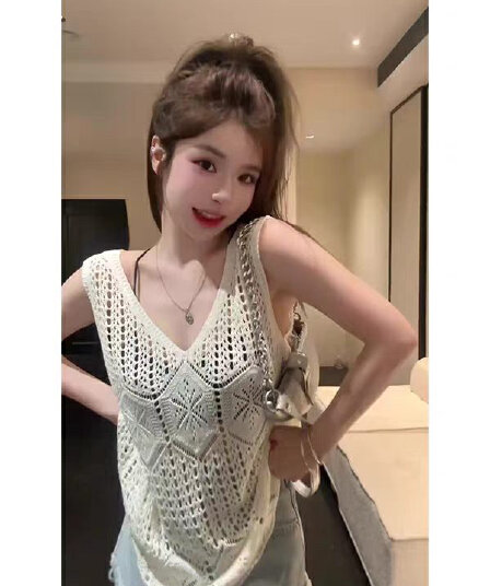 프랑스식 작은 대중 고유 한 레트로 홀로우 아웃 카키 색 V넥 니트 조끼 여성 여름 Chic 어깨 베스트 맨위
