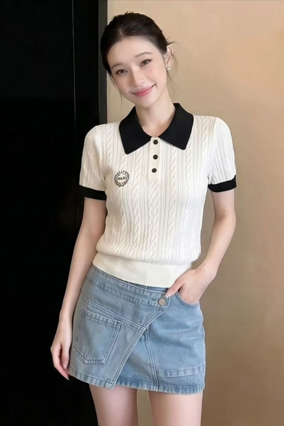 한 부서 배색 POLO 칼라 반팔 니트 스웨터 여성 의류 2026 여름 새로운 꽈배기 자수 몸매 가꾸기 화이트 맨위